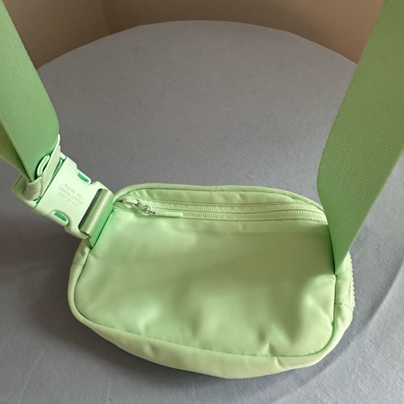 NEW Lululemon Everywhere Belt Bag 1L in Green - Picture 8 of 9